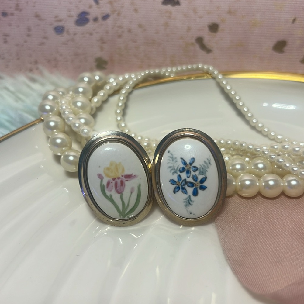 🎀 Handpainted Porcelain 1950s Earrings 🎀